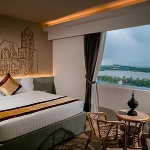 https://the-rangoon-hotel.yangonhotels.org